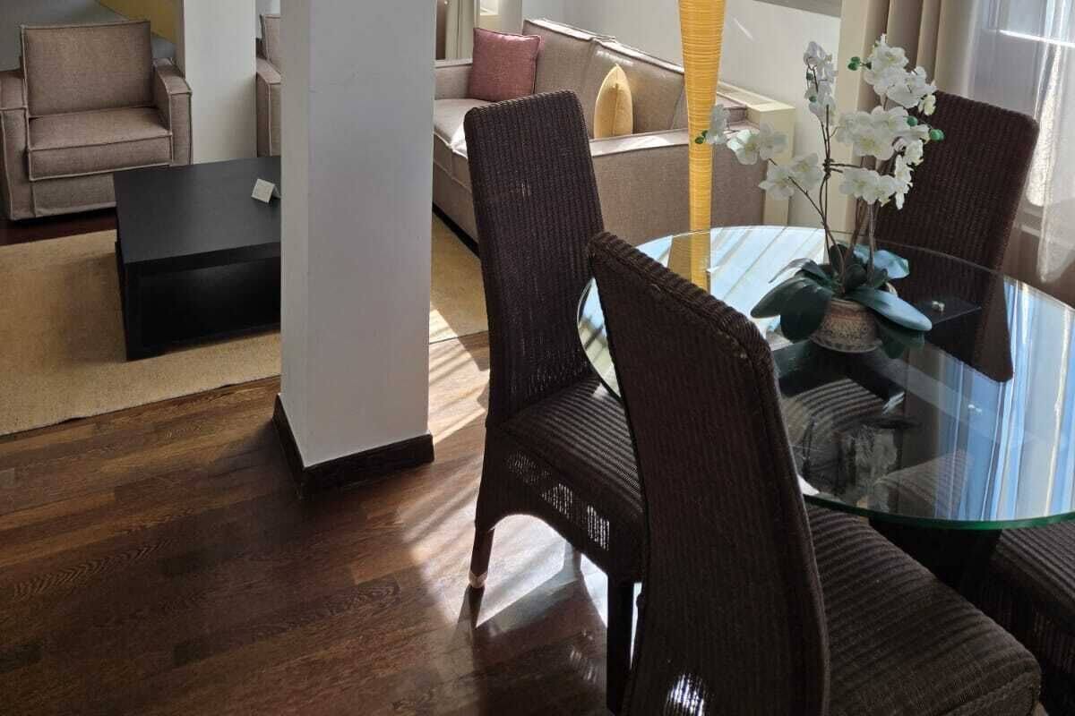 Penthouse, 2 phòng ngủ (2 floors) | Khu phòng khách | TV màn hình phẳng 35-inch có truyền hình vệ tinh, TV 