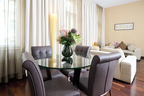 Suite ejecutiva | Servicio de comidas en la habitación