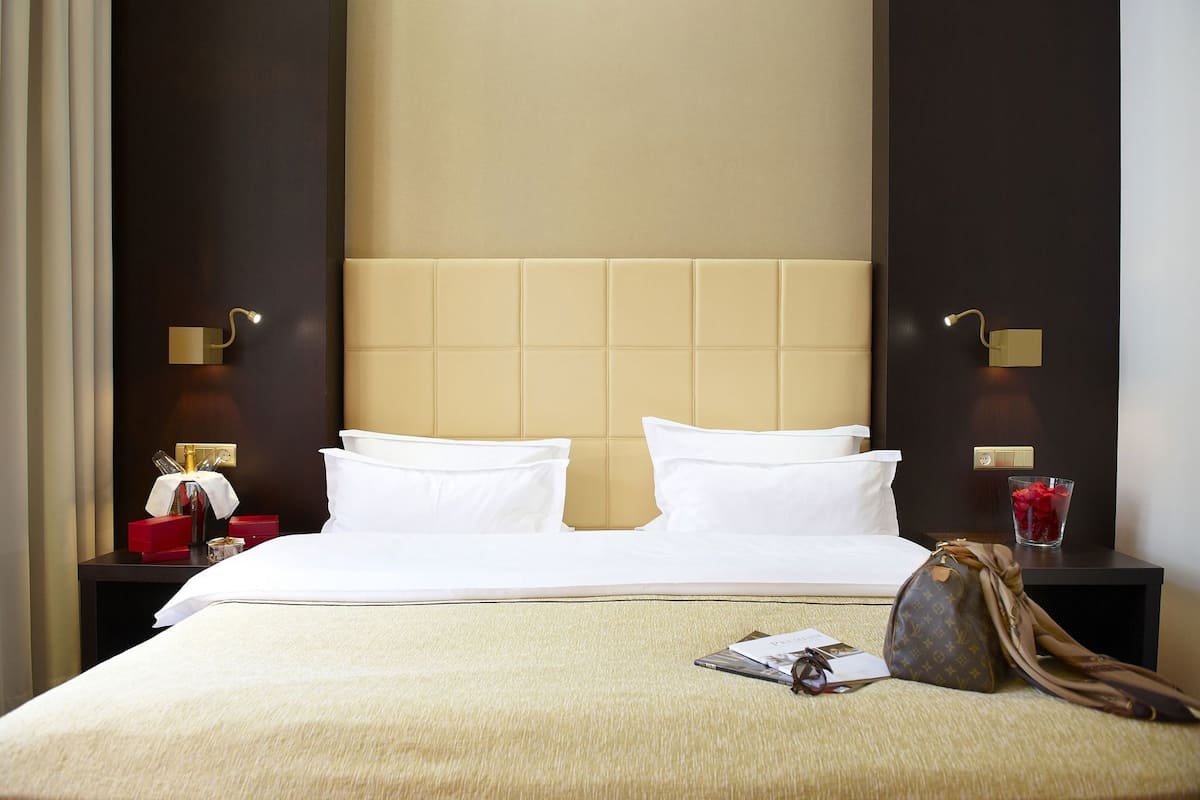 Premium bedding, in-room safe, blackout drapes, iron/ironing board