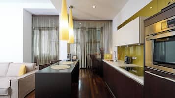Deluxe Studio | Private kitchen | Full-sized fridge, microwave, oven, stovetop