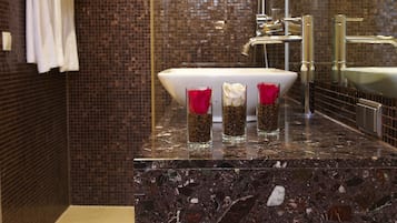 Regendusche, kostenlose Toilettenartikel, Haartrockner, Hausschuhe