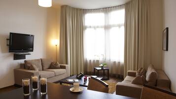 Junior suite (1 King bed and 1 sofa) | Woonruimte | Een flatscreentelevisie en een dvd-speler