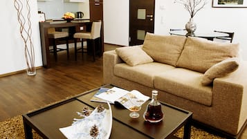Executive suite | Woonkamer | Een flatscreentelevisie en een dvd-speler