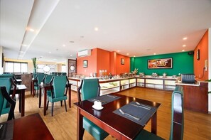 朝食、ランチ、ディナーに営業