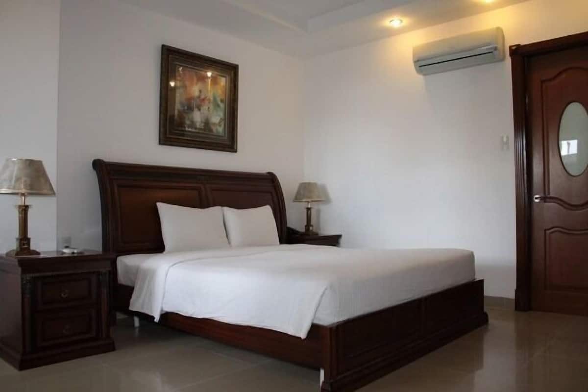 Roupas de cama premium, frigobar, cofres nos quartos, escrivaninha