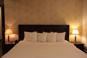 Family Room | Premium bedding, minibar, in-room safe, desk