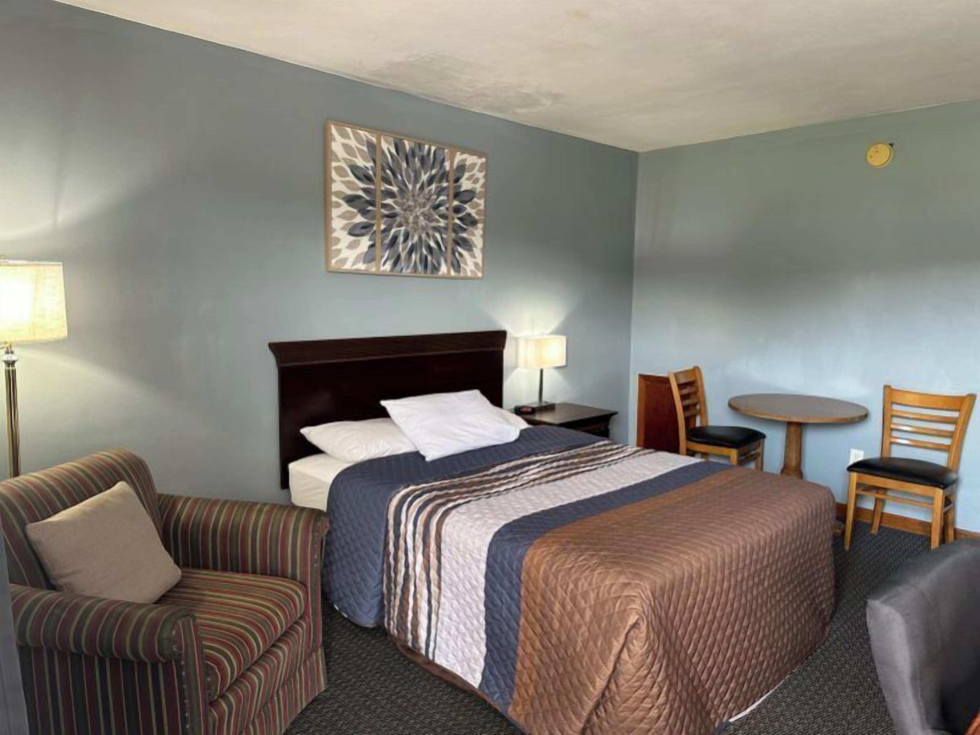 Room, 1 Queen Bed, Non Smoking | Free WiFi, bed sheets, alarm clocks