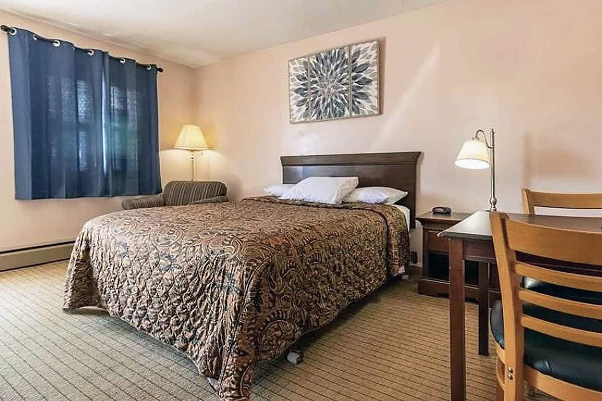 Room, 1 Queen Bed, Non Smoking | Free WiFi, bed sheets, alarm clocks