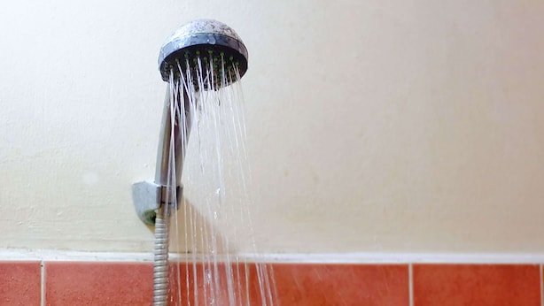 A showerhead with water flowing from it. - Best Travel Inn Philipsburg (Philipsburg)