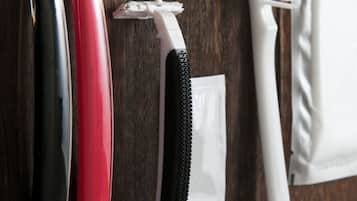 Combined shower/tub, hair dryer, towels