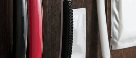 Combined shower/bathtub, hair dryer, towels