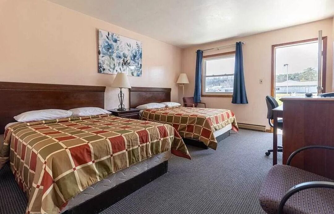 Combined shower/bathtub, hair dryer, towels