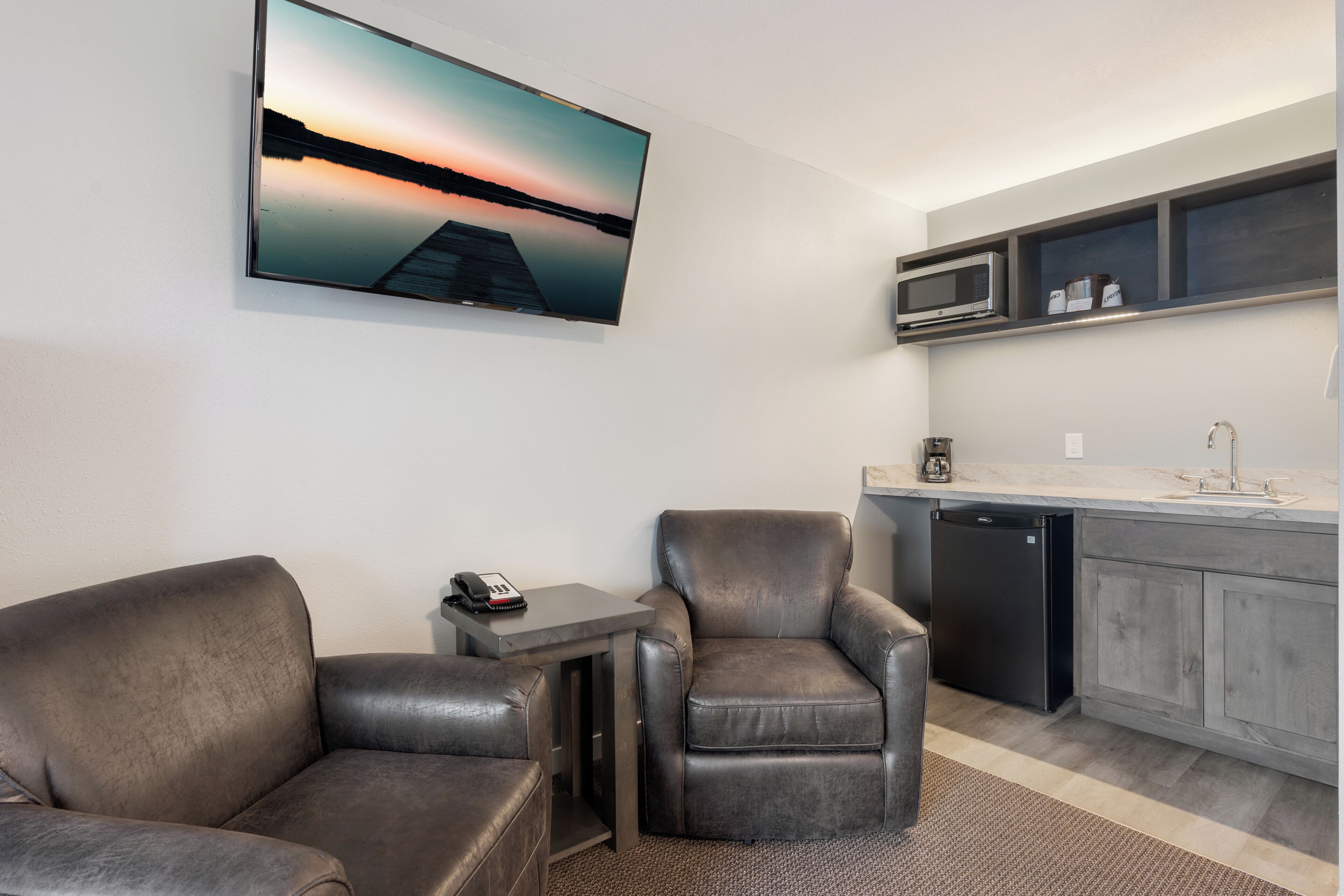 Lakeside Lodge North King | In-room safe, desk, iron/ironing board, WiFi (free)