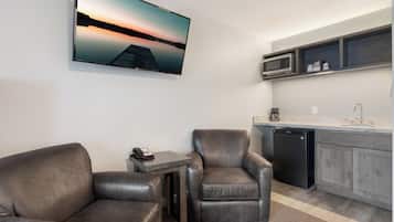 Lakeside Lodge North King | In-room safe, desk, iron/ironing board, WiFi (free)