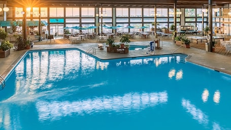 Una piscina techada, una piscina al aire libre. Cragun's Resort & Hotel