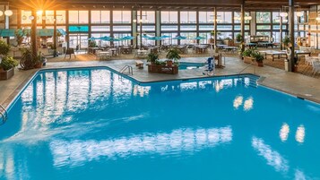 Una piscina techada, una piscina al aire libre