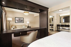 Caja de seguridad en la habitación y tabla de planchar con plancha 