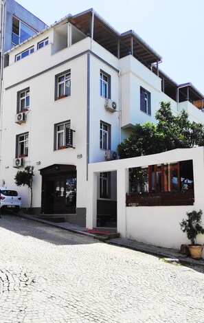 Front of property - Anadolu Hotel (Istanbul)