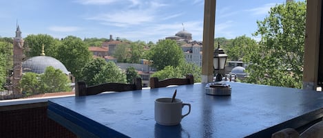 Familien-Vierbettzimmer, Terrasse, Stadtblick | Terrasse/Patio