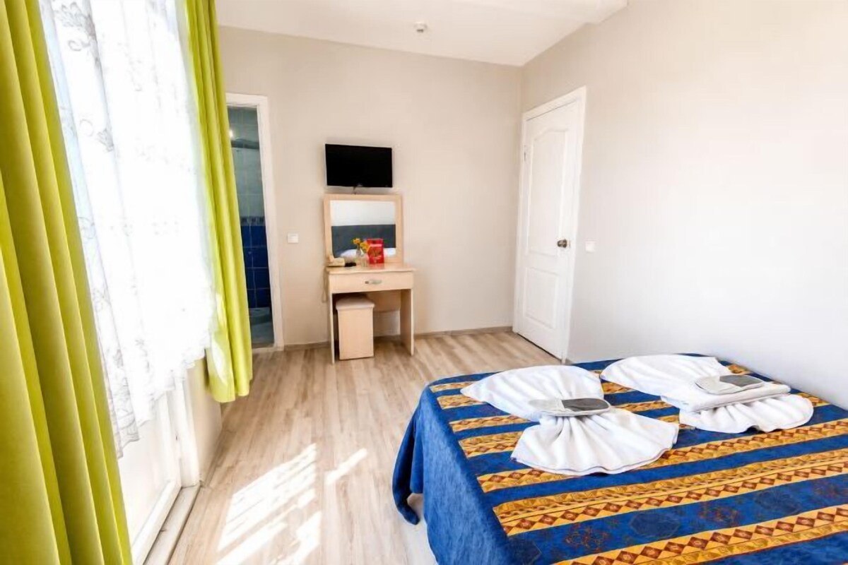 Ropa de cama de alta calidad, escritorio, cortinas opacas