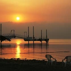 Sulla spiaggia, lettini da mare, ombrelloni, teli da spiaggia
