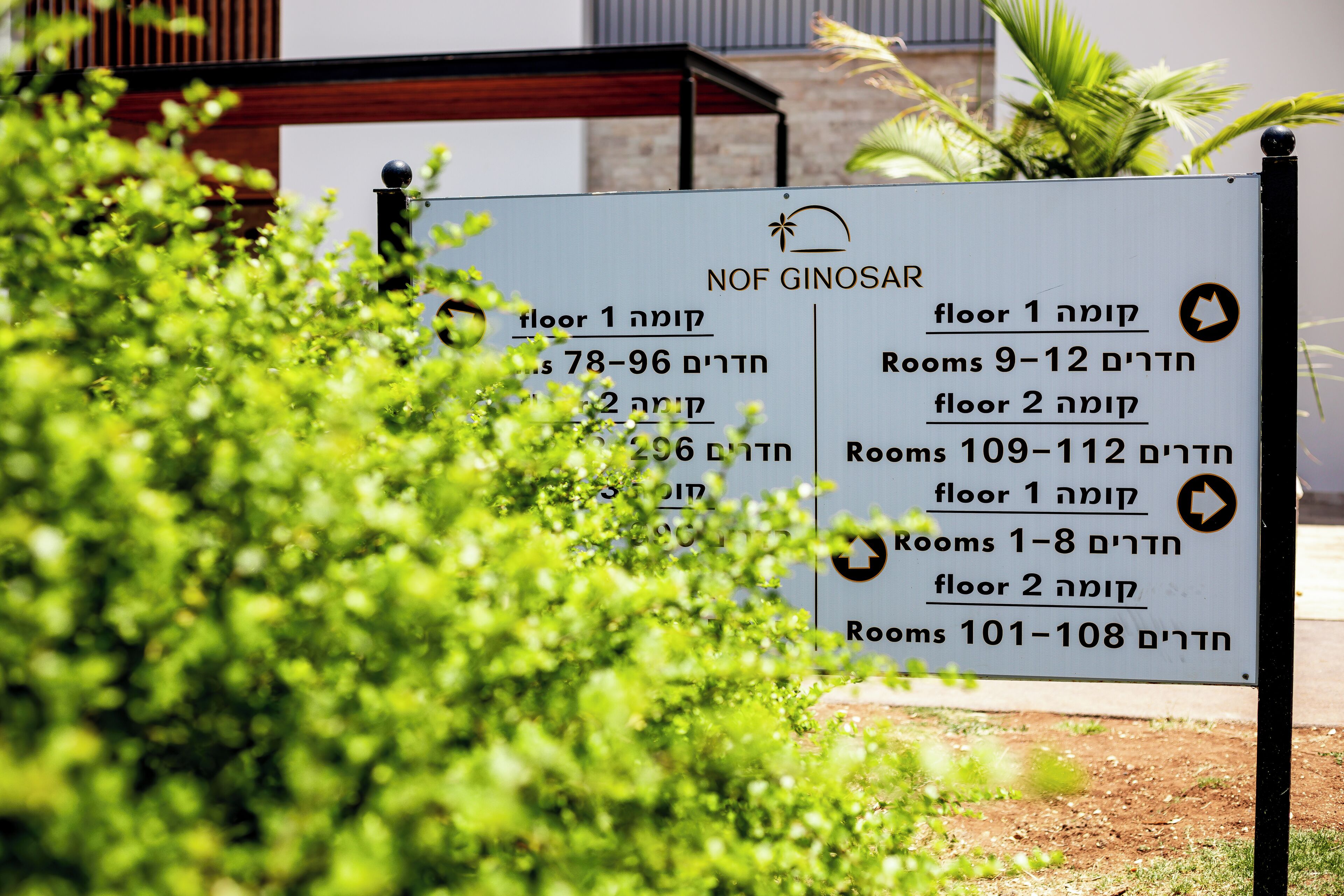 Un letrero con los números de habitación e información sobre los pisos del hotel Nof Ginosa.