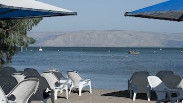 Am Strand, Liegestühle, Sonnenschirme, Strandtücher