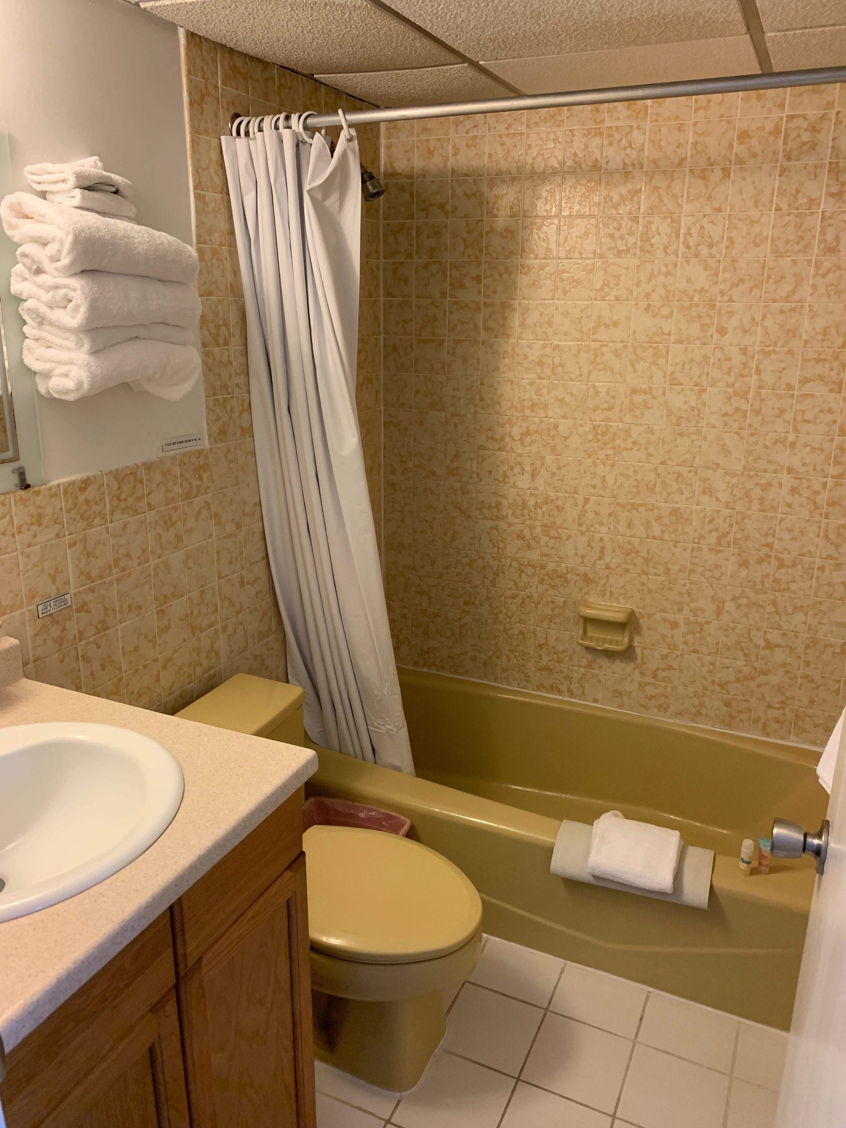 Un baño con lavamanos, inodoro y bañera.