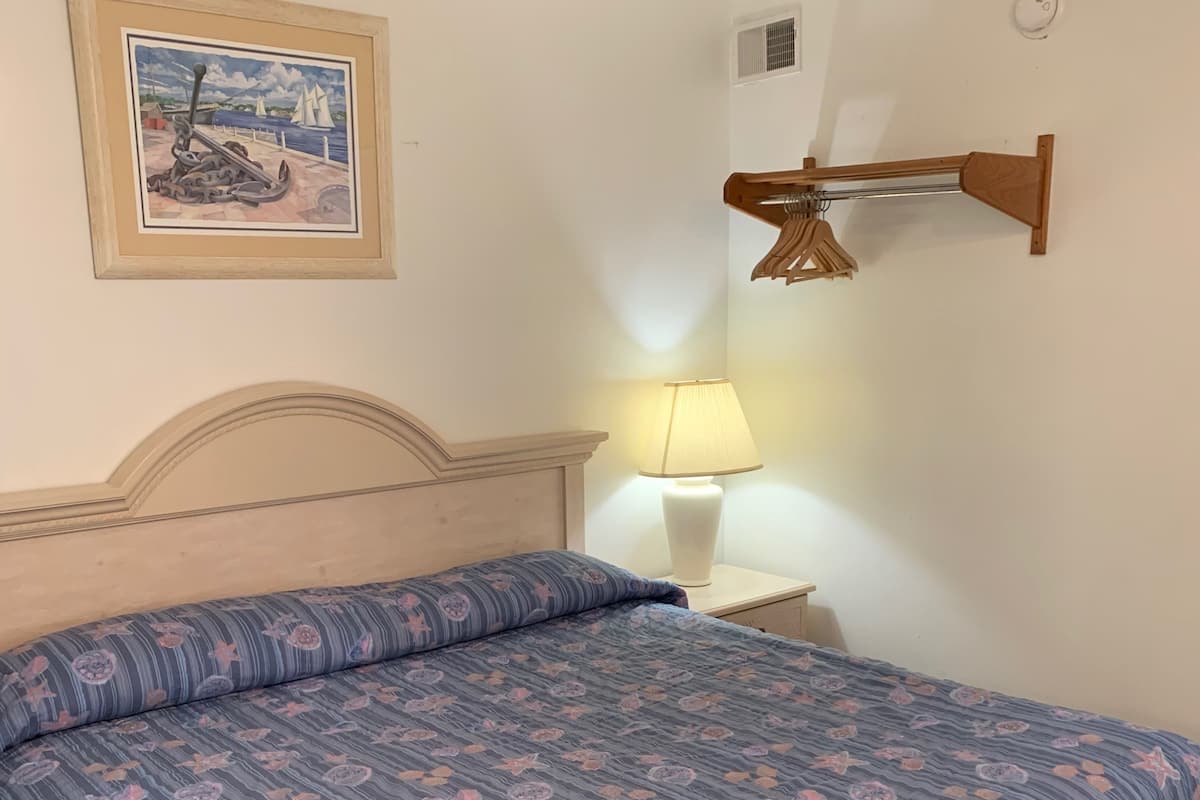 2 Bedroom Efficiency Suite (I) | 1 bedroom, iron/ironing board, free WiFi