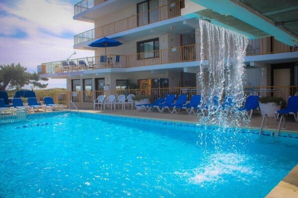 Piscine extérieure, chaises longues