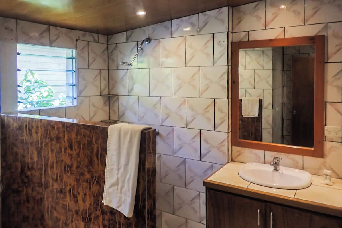 4 bedroom pool house | bathroom | shower, rainfall showerhead, hair dryer, towels