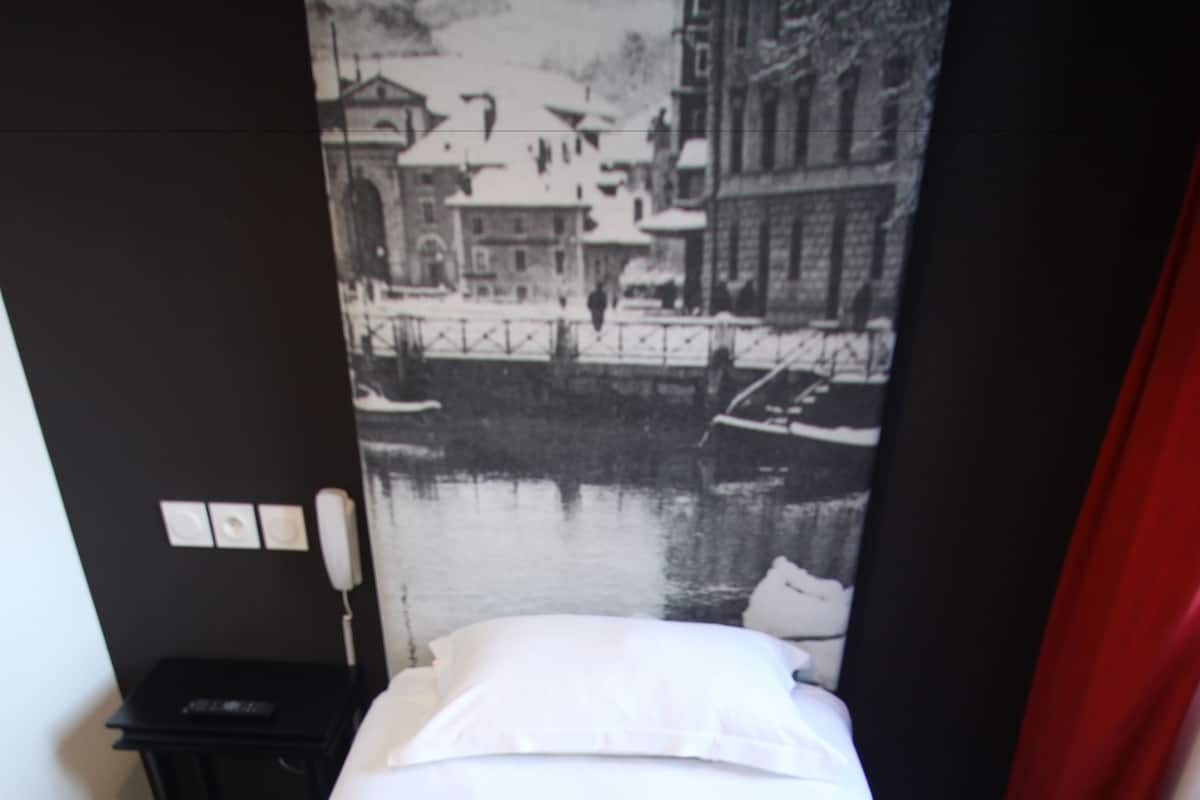 Single Room (Bâtiment principal ) | Kalis bunyi, katil bayi/kot (surcaj), Wi-fi percuma, cadar katil