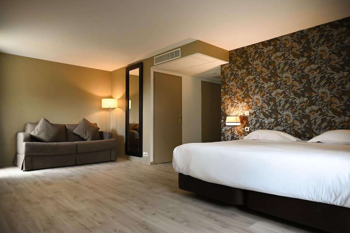 superior room (bâtiment annexe ) | soundproofing, cots/infant beds, free wifi, bed sheets