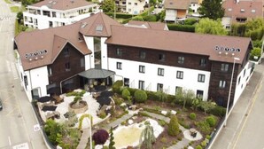 Een hotel met een binnentuin, voorzien van zitplaatsen buiten, een fontein en verzorgde beplanting.