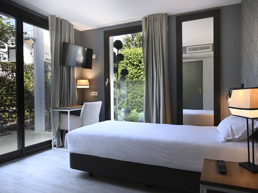 Sistema de insonorización, cunas, wifi gratis y ropa de cama