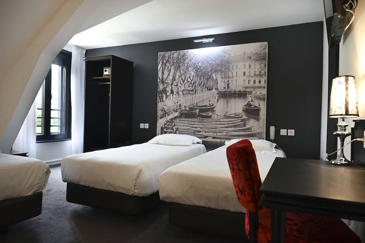 Triple Room (Bâtiment principal ) | Kalis bunyi, katil bayi/kot (surcaj), Wi-fi percuma, cadar katil
