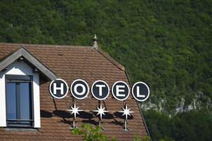 Hotellin kyltti, jossa on sana ”HOTEL” ja tähtikuvioita.