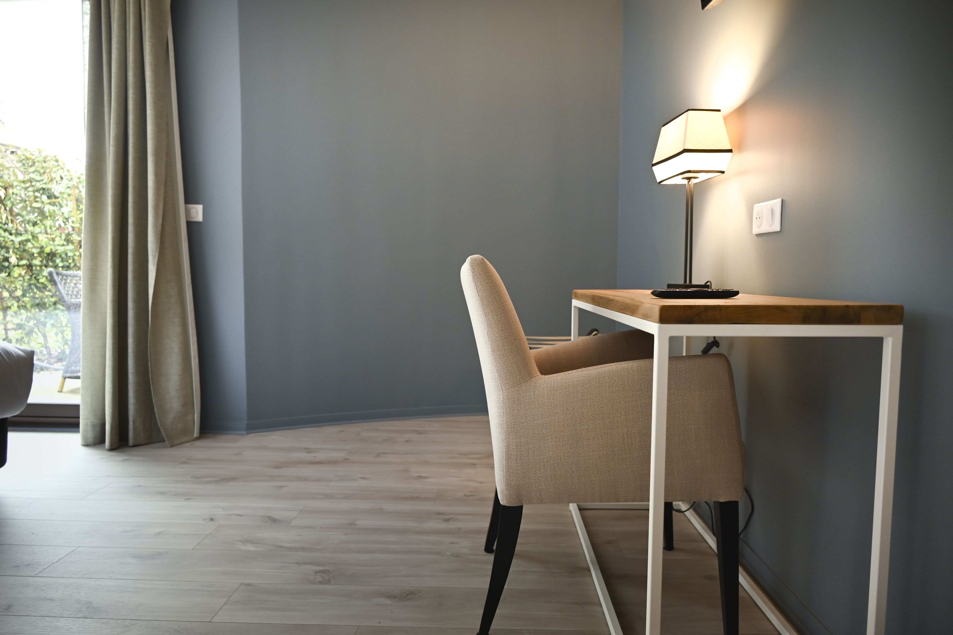 standard double room (bâtiment annexe ) | living area | flat-screen tv