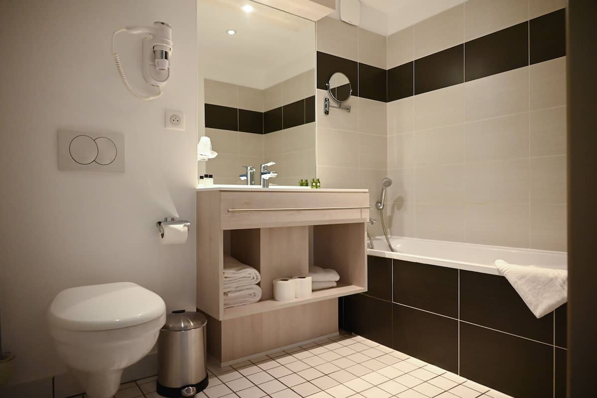 superior room (bâtiment annexe ) | bathroom | shower, free toiletries, towels