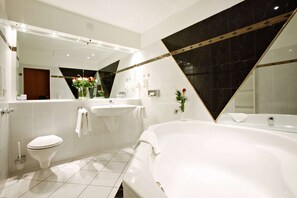Standard Room, 1 Double Bed, Balcony | Bathroom | Bathtub, eco-friendly toiletries, hair dryer, towels - Hotel Plöner See by Tulip Inn (Ploen)