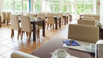 Desayuno buffet (EUR 14.5 por persona)