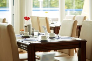 Café da manhã com buffet todos os dias (EUR 14.5 por pessoa) 