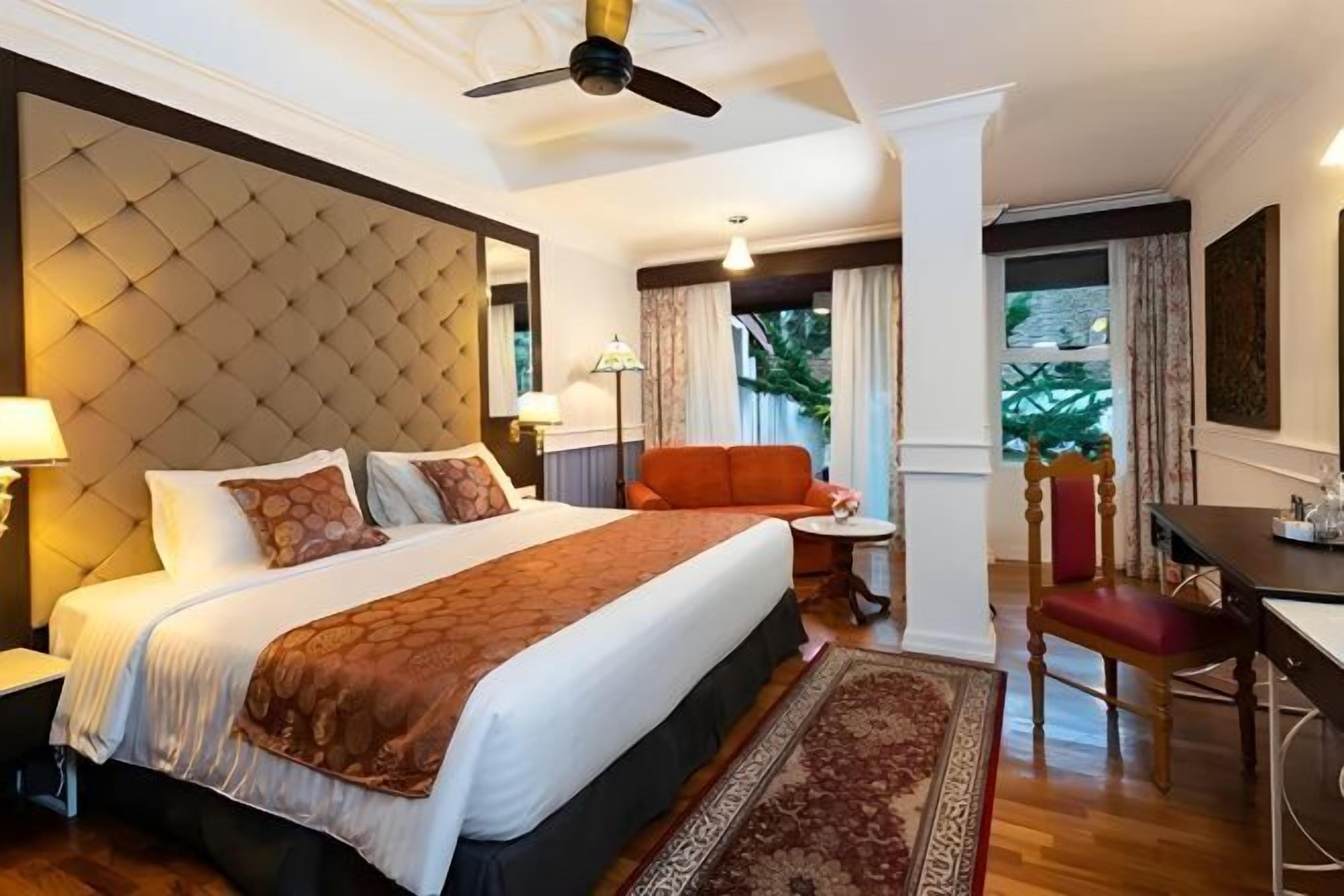 Minibar, safe på rommet og strykejern/-brett