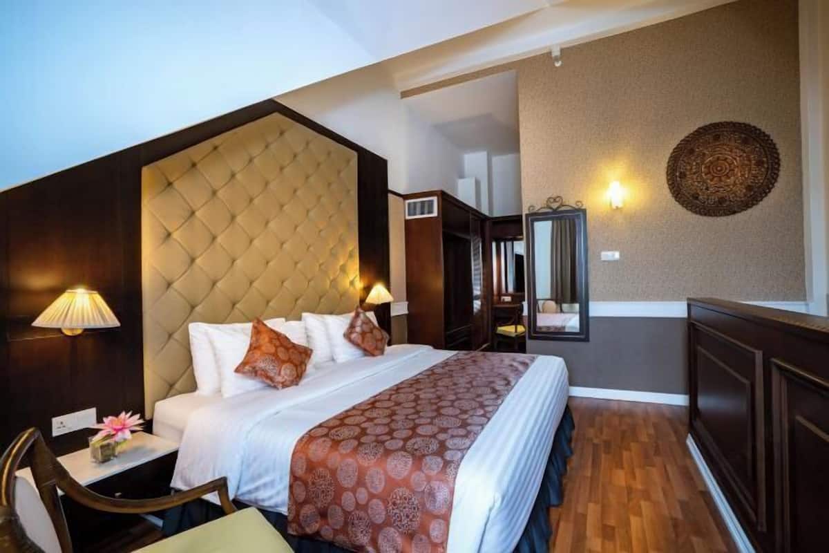 Minibar, coffre-fort, fer et planche Ă repasser