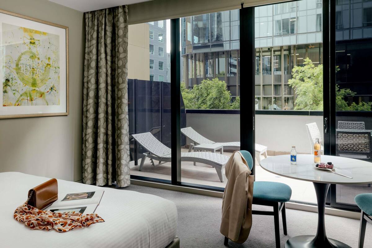 Studio, balkong (Studio Suite Balcony) | Senger med overmadrass, minibar, safe på rommet og skrivebord