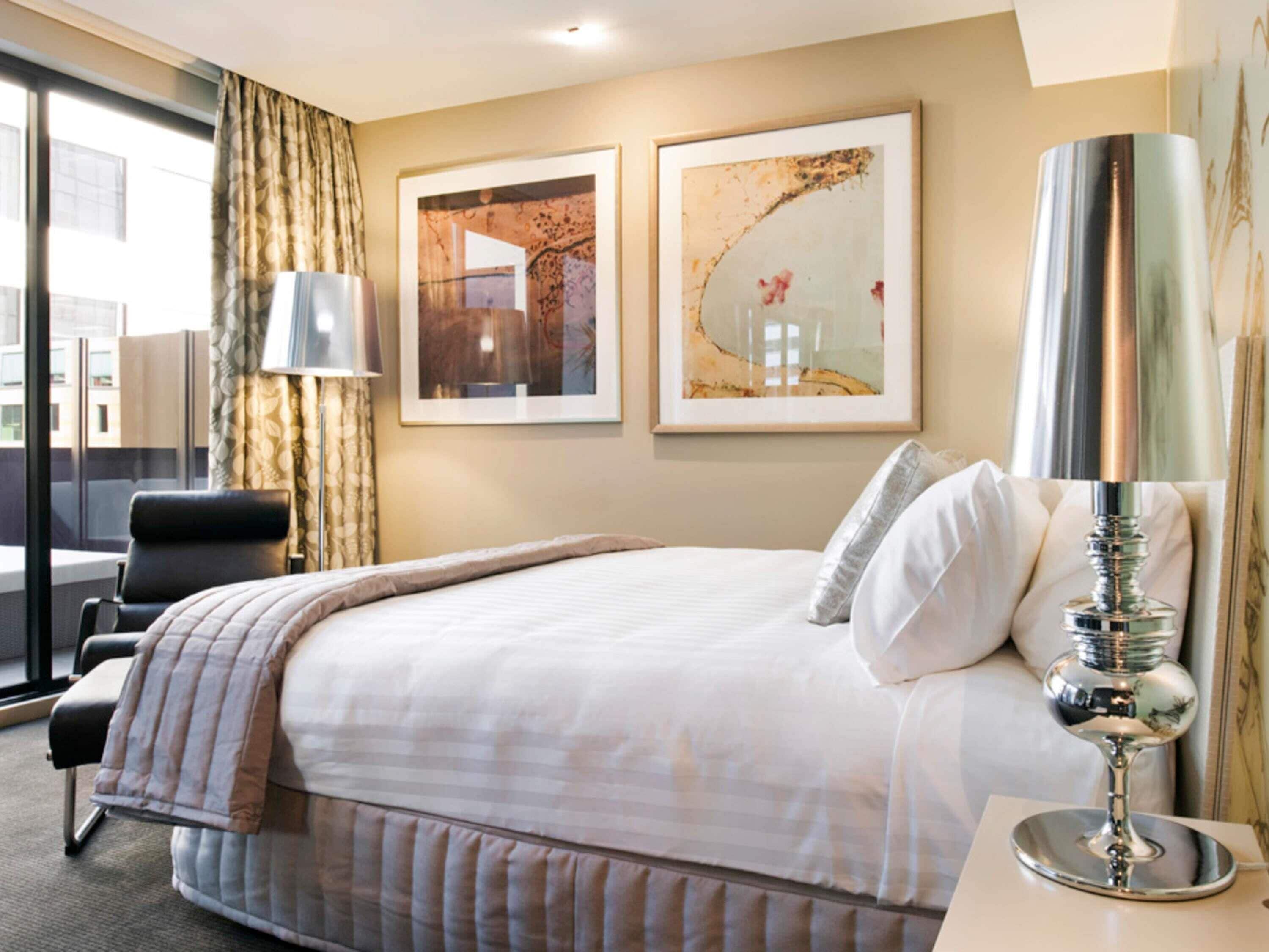 Studio, balkon (Studio Suite Balcony) | Pillowtop-bedden, een minibar, een kluis op de kamer, een bureau