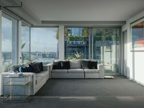 Penthouse (Lake Eyre Penthouse) | Camas con pillow-top, minibar y caja de seguridad en la habitación 