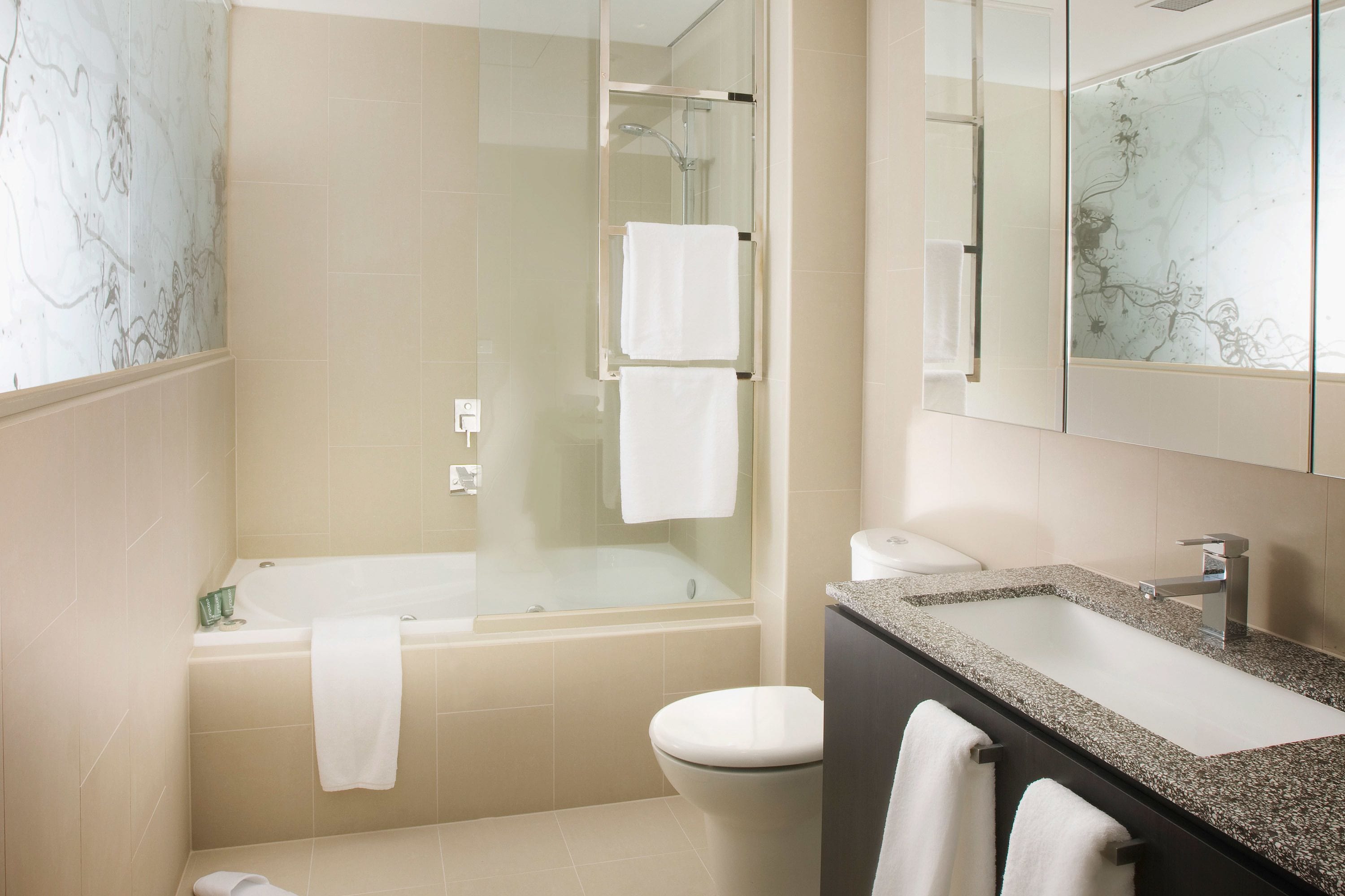Ein modernes Badezimmer mit Badewanne, Toilette und Waschbecken.