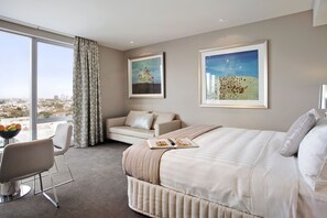 Camas com colchões pillow-top, frigobar, cofres nos quartos