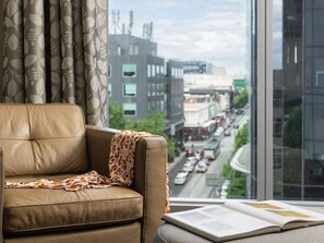 Pillowtop beds, minibar, in-room safe, desk - The Olsen Melbourne - Art Series (South Yarra)